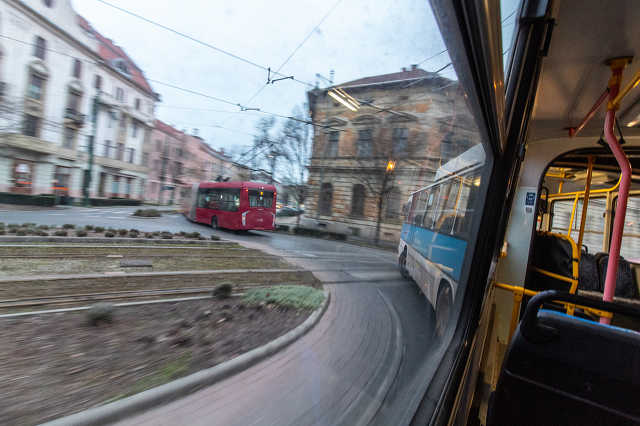 13,5 millióból hangolnak 18 lámpát, hogy gyorsítstömegközlekedés menetrendszerűségét